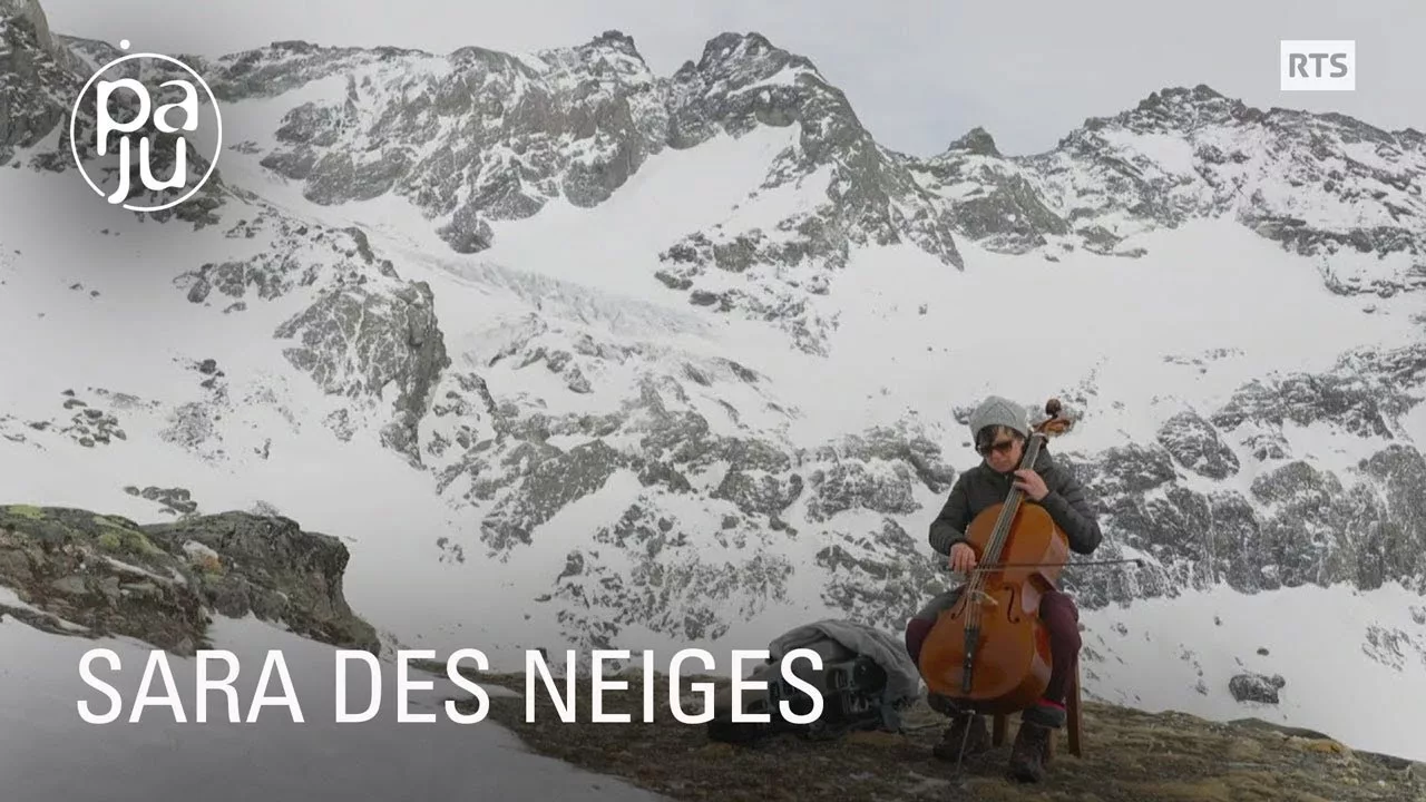 Violoncelliste passionnée, Sara parcourt la Suisse son instrument sur le dos