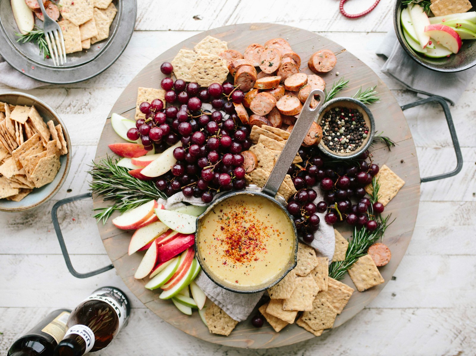 Adopter une alimentation riche en fibres, en privilégiant les céréales complètes, les légumes, les fruits, les légumineuses, les graines et les noix, améliore la digestion, la satiété, et réduit les risques de maladies chroniques.