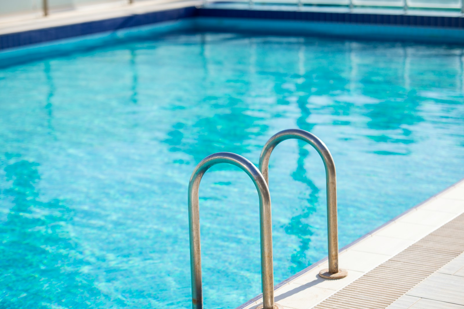 Faut-il bâcher sa piscine quand il fait chaud ?