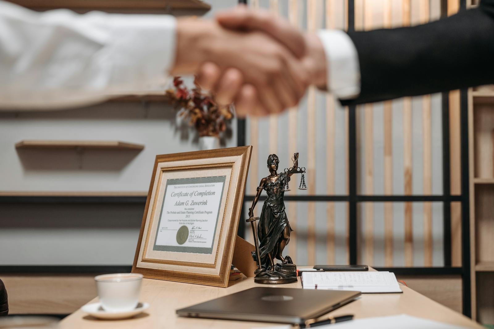 Faire appel à un huissier de justice garantit sécurité juridique, résolution efficace des litiges et exécution des décisions légales dans le respect des droits de chacun.