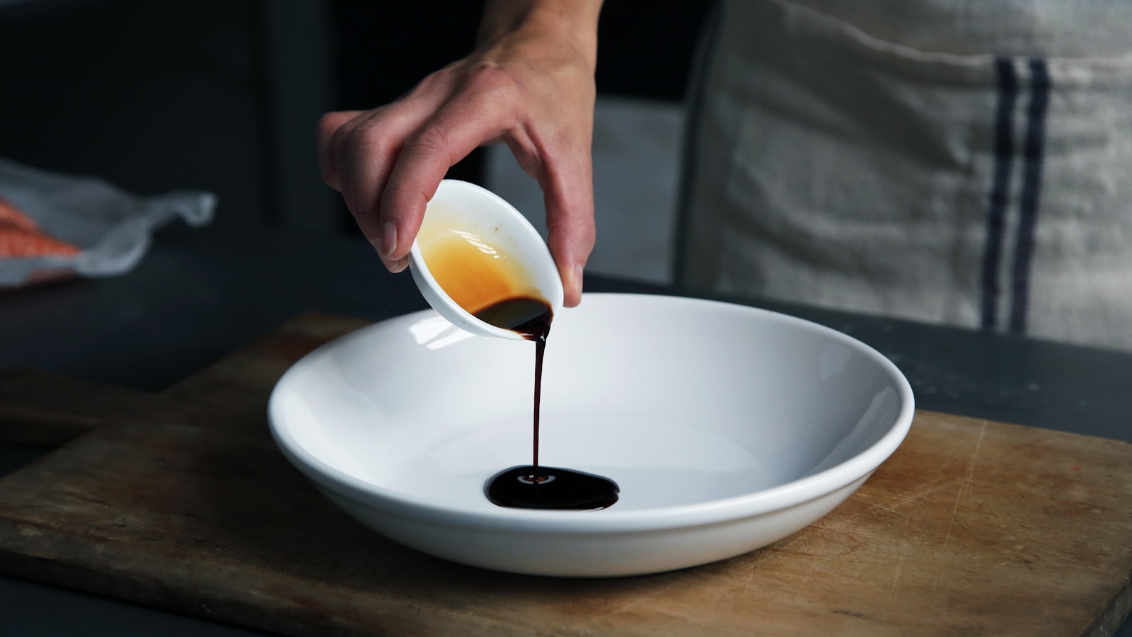 Faire son vinaigre de vin maison, en utilisant du vin, une mère de vinaigre et un récipient adapté, permet de créer un condiment savoureux, économique et personnalisable tout en réduisant le gaspillage.