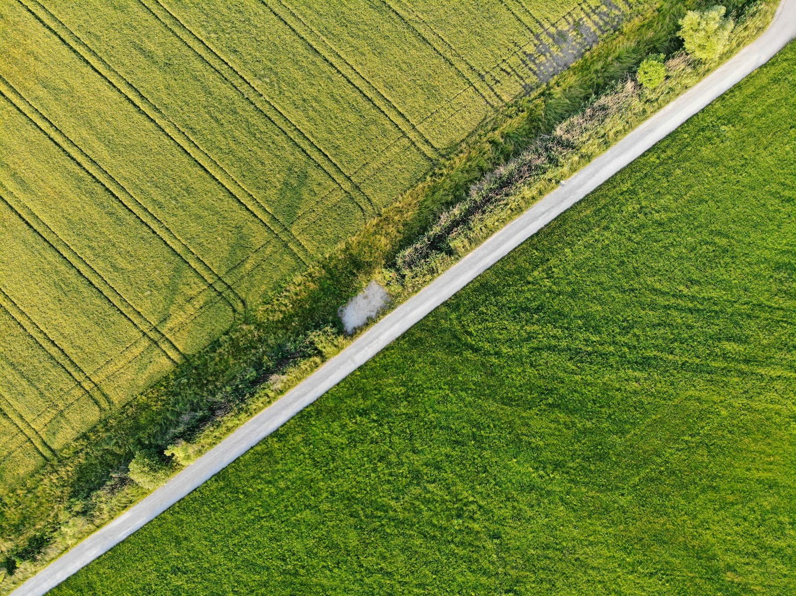 Un terrain peut être constructible sur le plan administratif, mais exposé à des risques naturels qui peuvent restreindre ou compliquer la construction.
