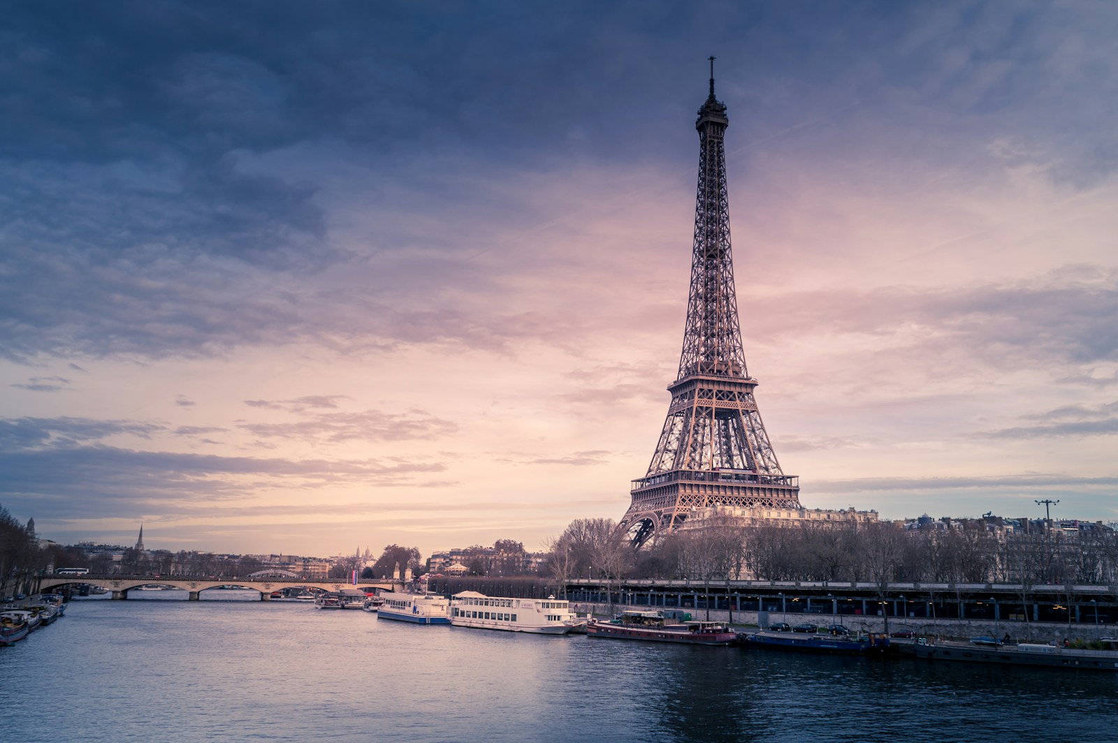 Au fil des décennies, la Tour Eiffel devient le symbole de Paris et de la France. Elle connaît plusieurs rénovations, modernisations et changements de couleur (du rouge brun au bronze actuel).