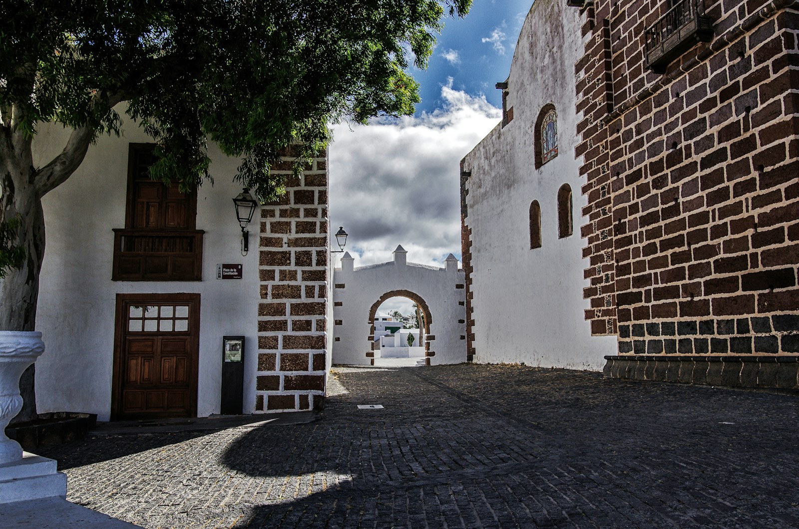 visitez Teguise, l’ancienne capitale de l’île. Ses ruelles pavées et son marché du dimanche en font une étape incontournable.