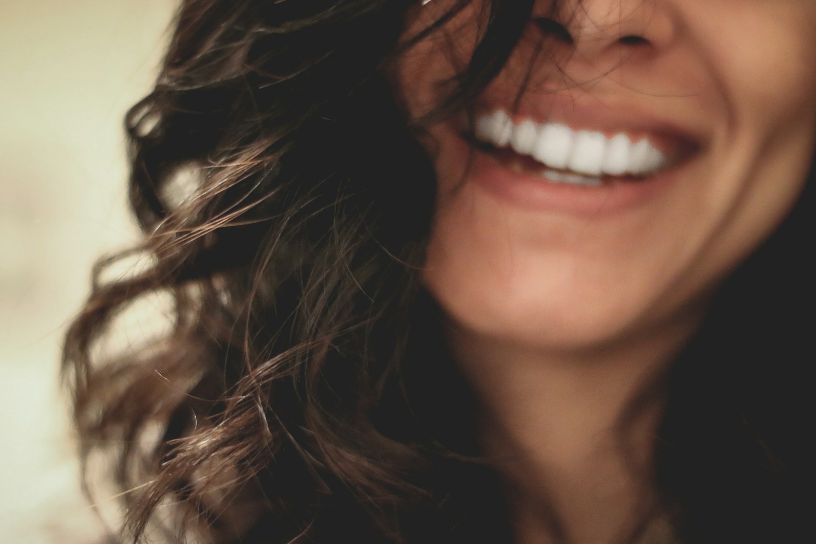 Astuces pour redonner de l'éclat à des dents ternies par le temps