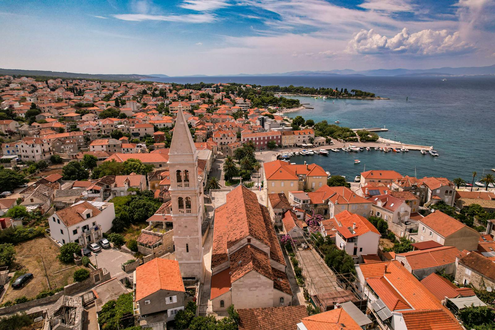 Au-delà de ses plages, Brač offre également un riche patrimoine culturel et de nombreuses activités de plein air.