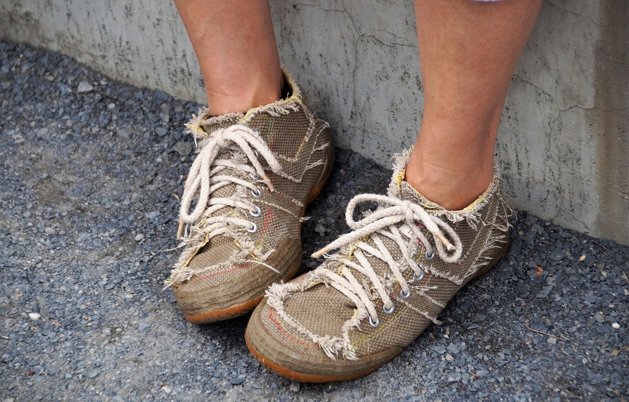 Certaines espadrilles intègrent des empiècements en cuir ou en daim, notamment sur le talon ou les côtés. Ces matières nécessitent un traitement différent.