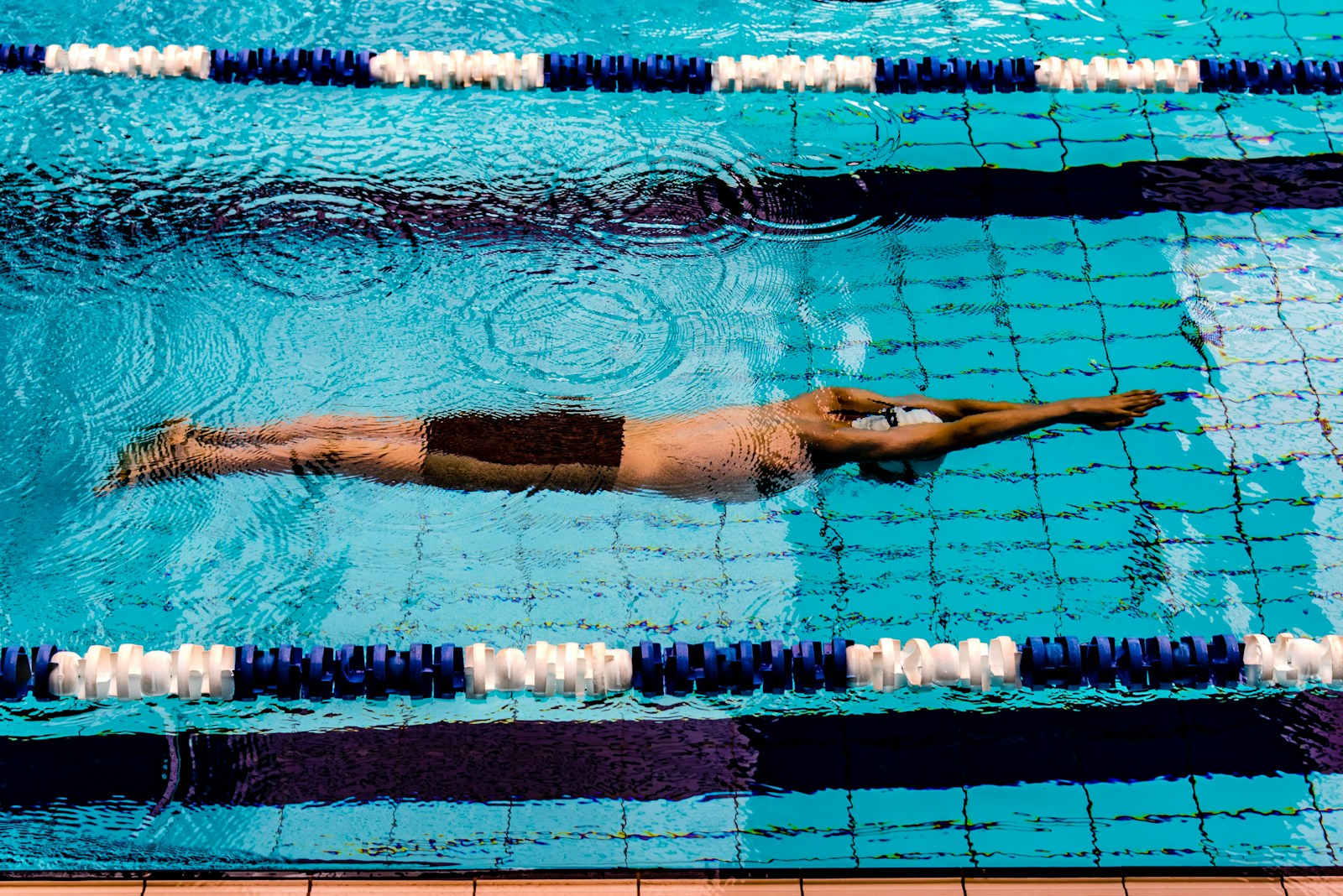 Contrairement à d'autres sports à impact élevé, la natation est une activité à faible impact.