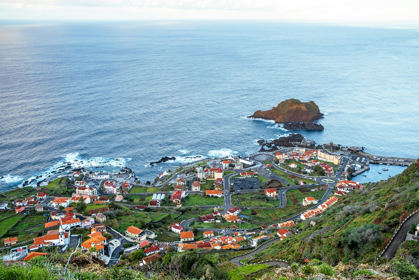 En sept jours, vous aurez vu le meilleur de Madère : ses villes animées, ses jardins exotiques, ses montagnes grandioses, ses falaises vertigineuses, ses villages intemporels et ses eaux cristallines.