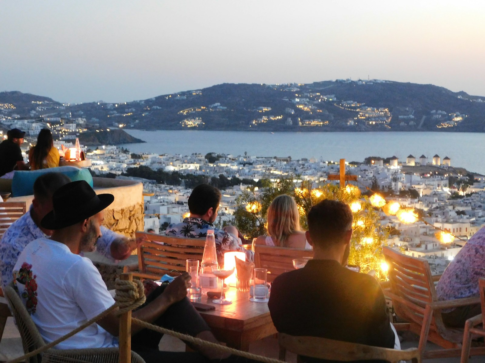 La réputation nocturne de Mykonos n’est plus à faire. Elle fait partie des rares endroits en Europe où la fête commence dès le coucher du soleil et peut durer jusqu’à l’aube.