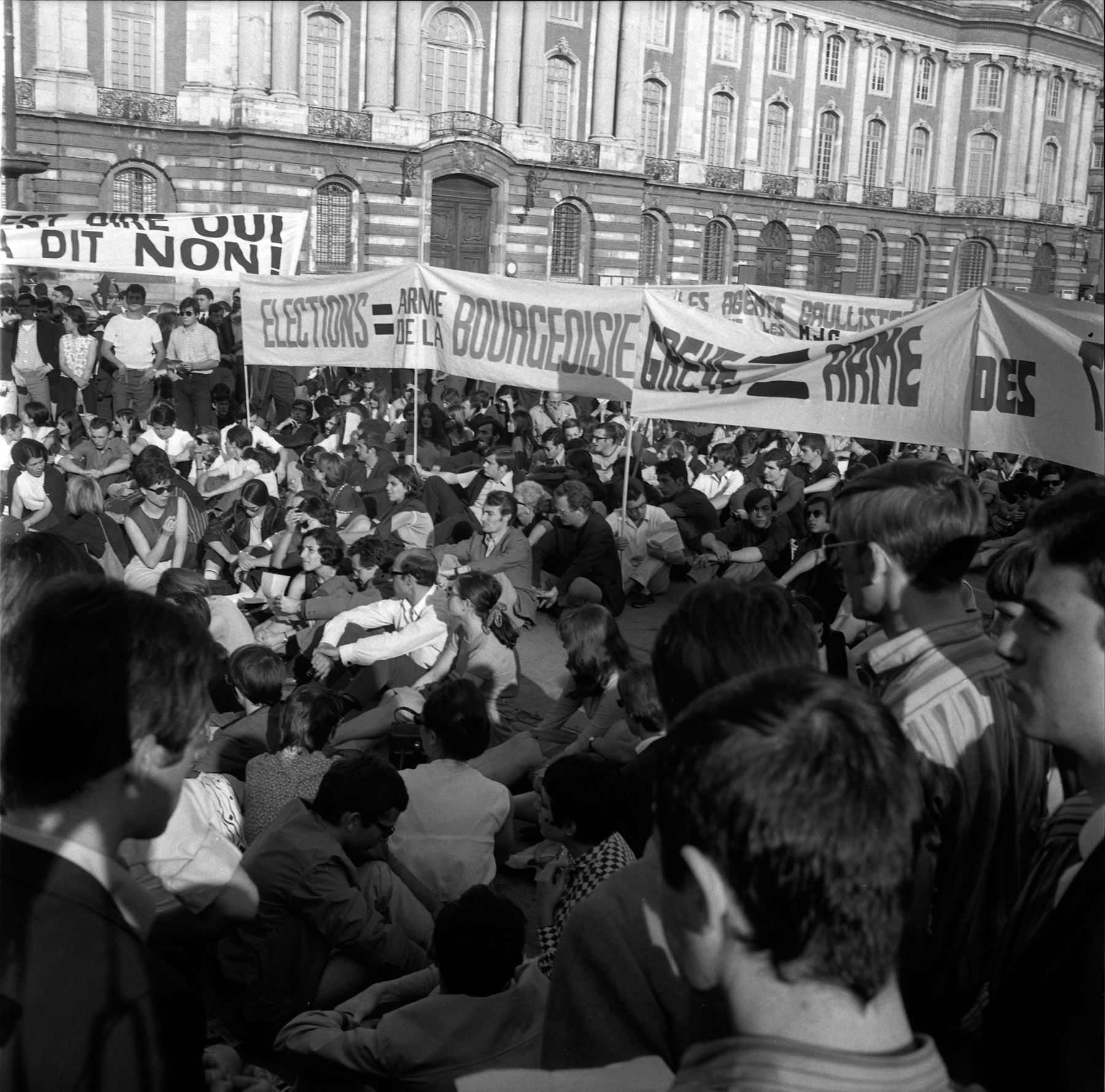 Le mouvement étudiant inspire rapidement les ouvriers. En quelques jours, la France bascule dans une grève générale inédite.