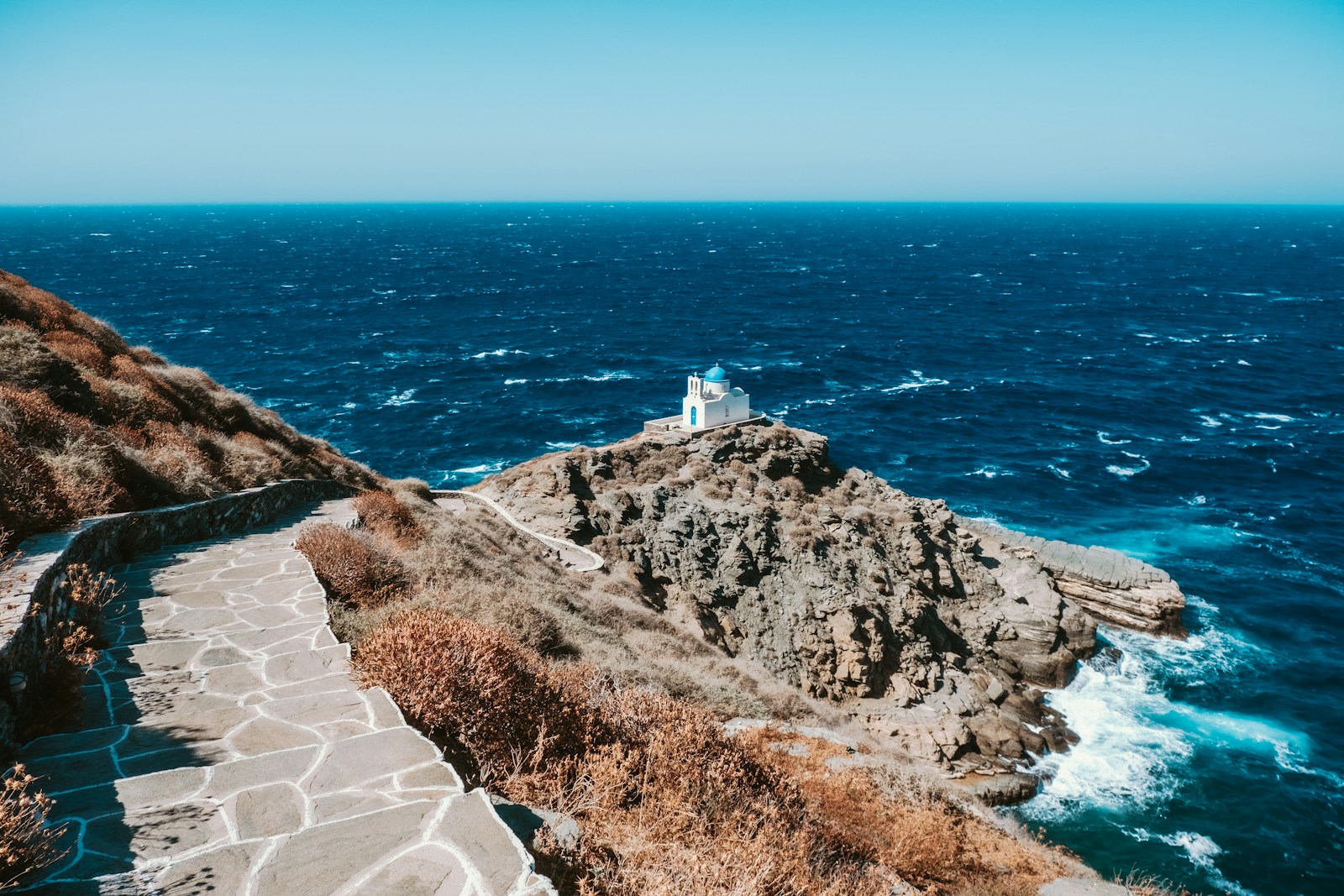 Pour ceux qui recherchent le charme méditerranéen sans les hordes de visiteurs, certaines îles grecques demeurent de véritables havres de paix.