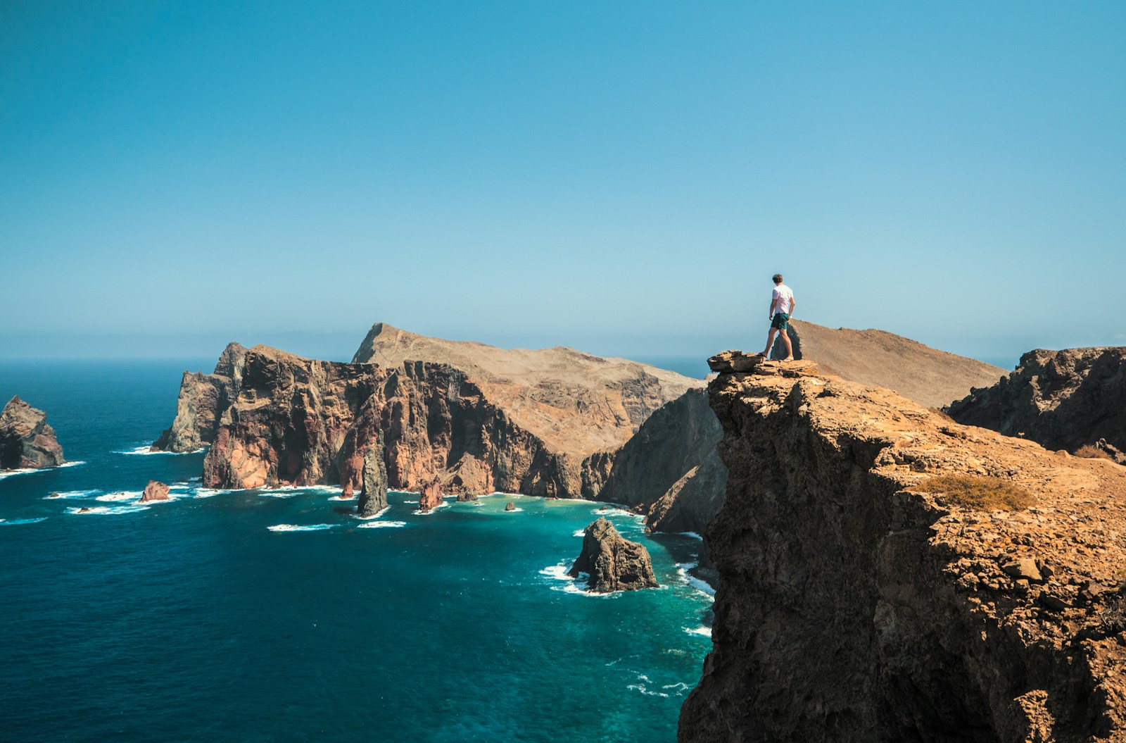 Pour le dernier jour, explorez le paysage totalement différent de la pointe est de l’île, plus sèche, plus lunaire, plus exposée au vent.