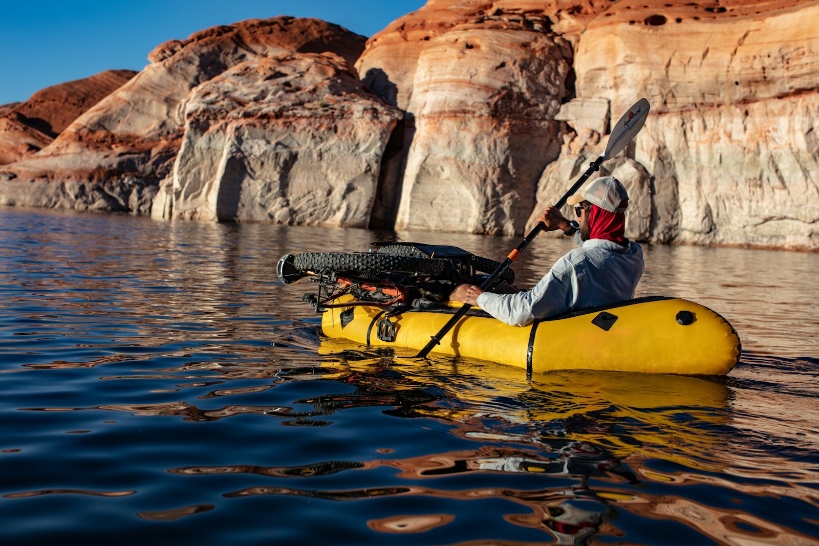 Pratiquer le packraft ne se limite pas à l'exploration de paysages magnifiques ; c'est aussi un excellent exercice physique.