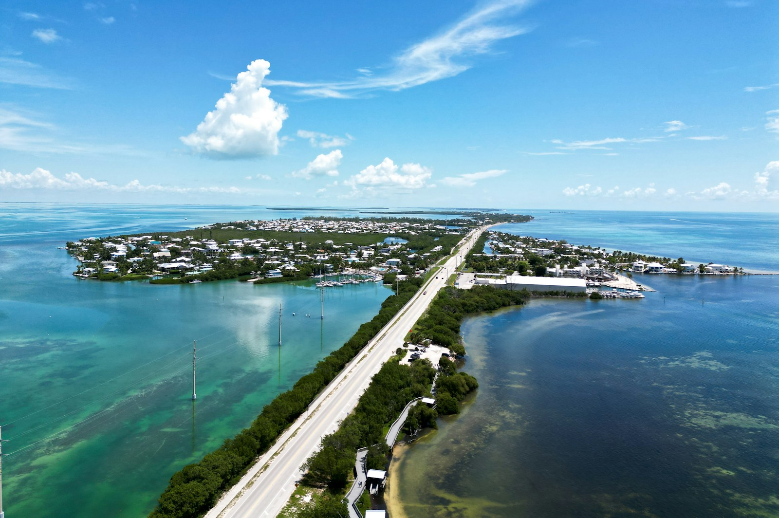 prenez la route mythique de l’Overseas Highway, une autoroute qui traverse l’archipel des Florida Keys en sautant d’île en île par des ponts spectaculaires, certains mesurant plus de 10 km.
