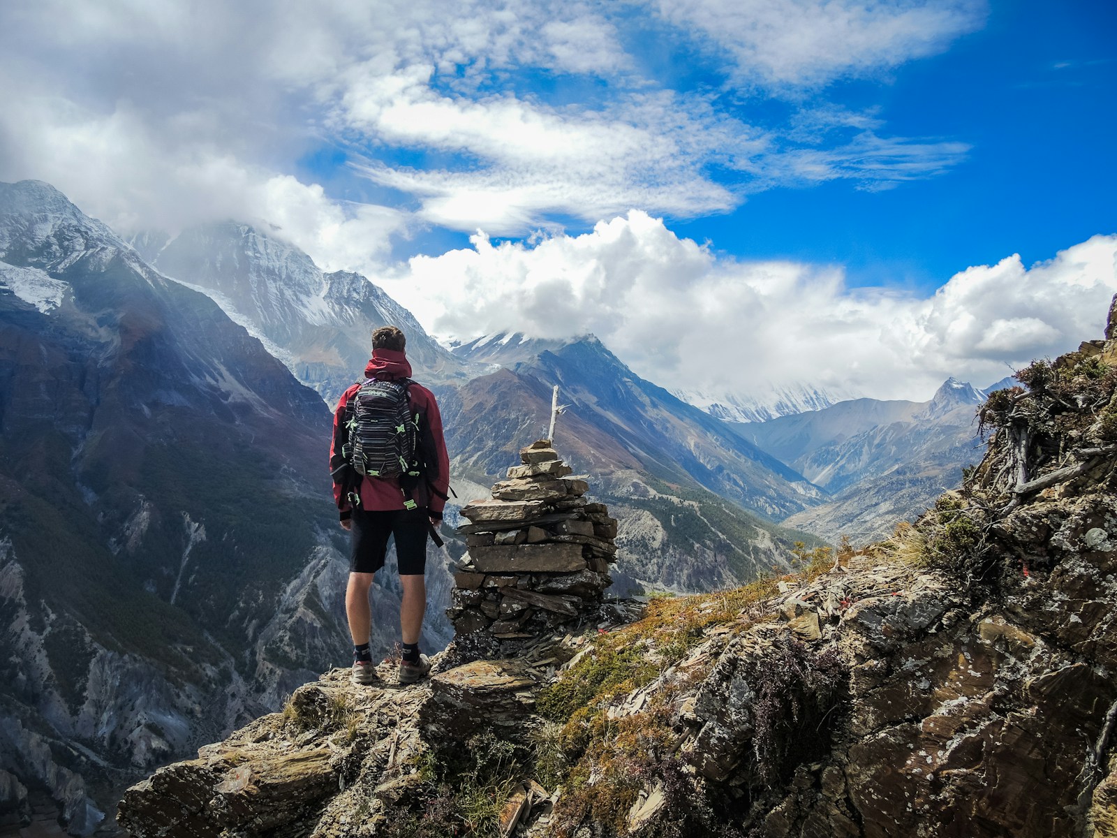 Préparez-vous pour une randonnée en montagne : l’essentiel à emporter