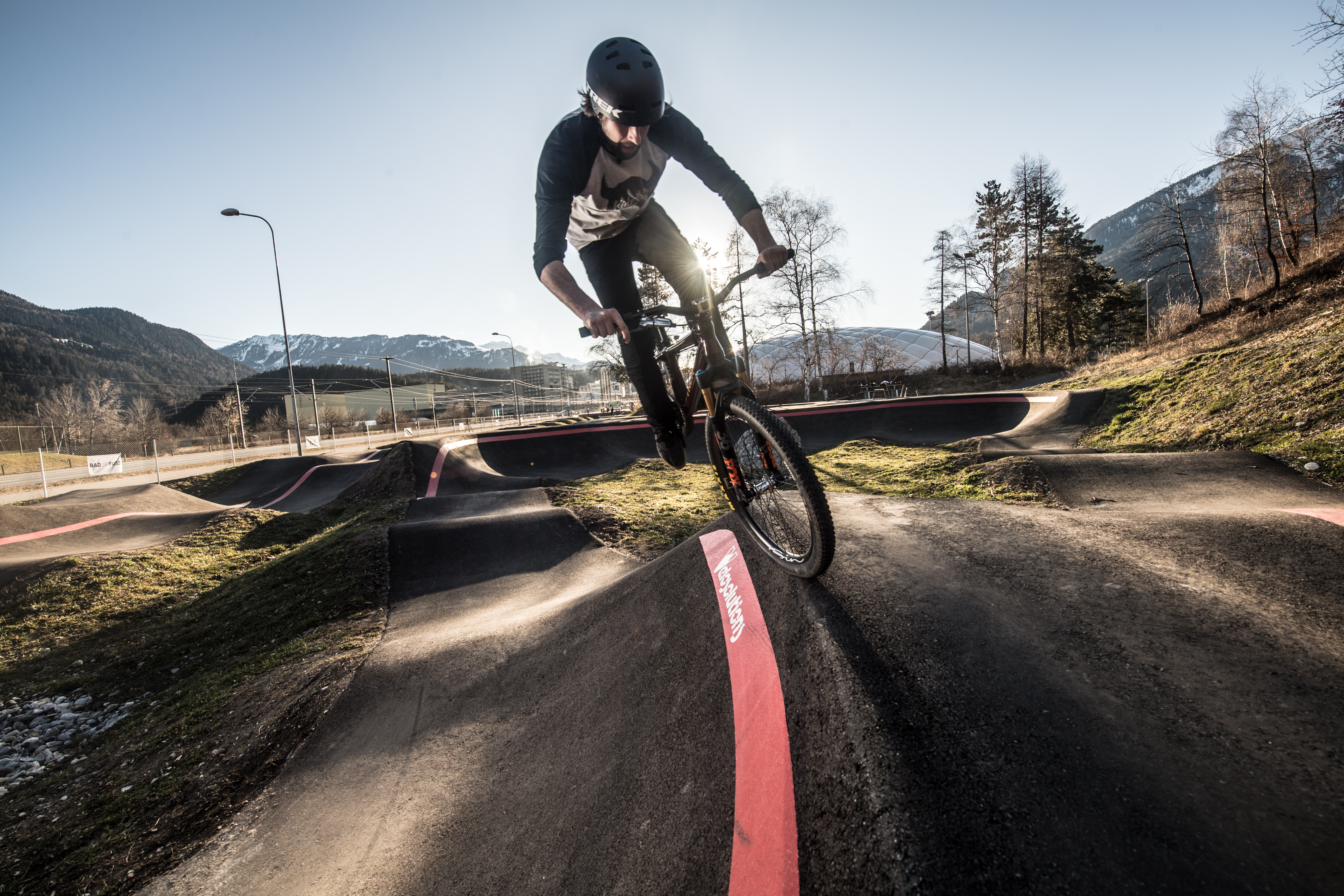 Pump track : un sport pour renforcer jambes, fessiers et abdominaux tout en s’amusant