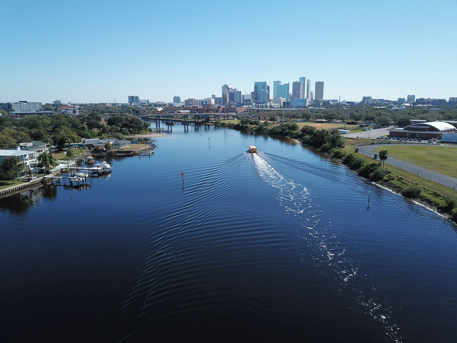 Remontez vers le nord pour découvrir Tampa, une ville dynamique avec un fort héritage cubain, un port animé, et un équilibre réussi entre modernité et tradition.