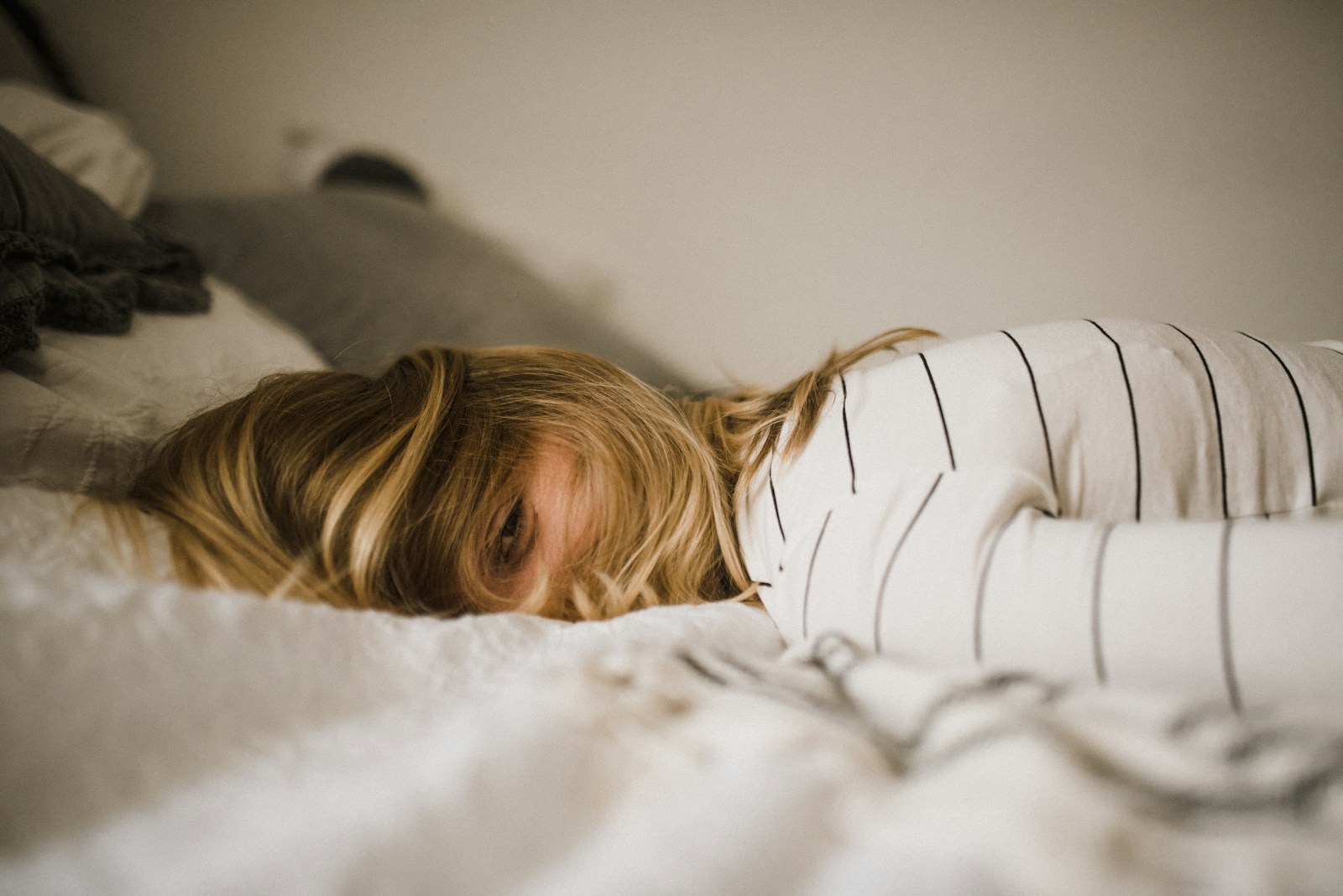 Si certains aliments peuvent favoriser le sommeil, d’autres, en revanche, peuvent nuire à la qualité de nos nuits.