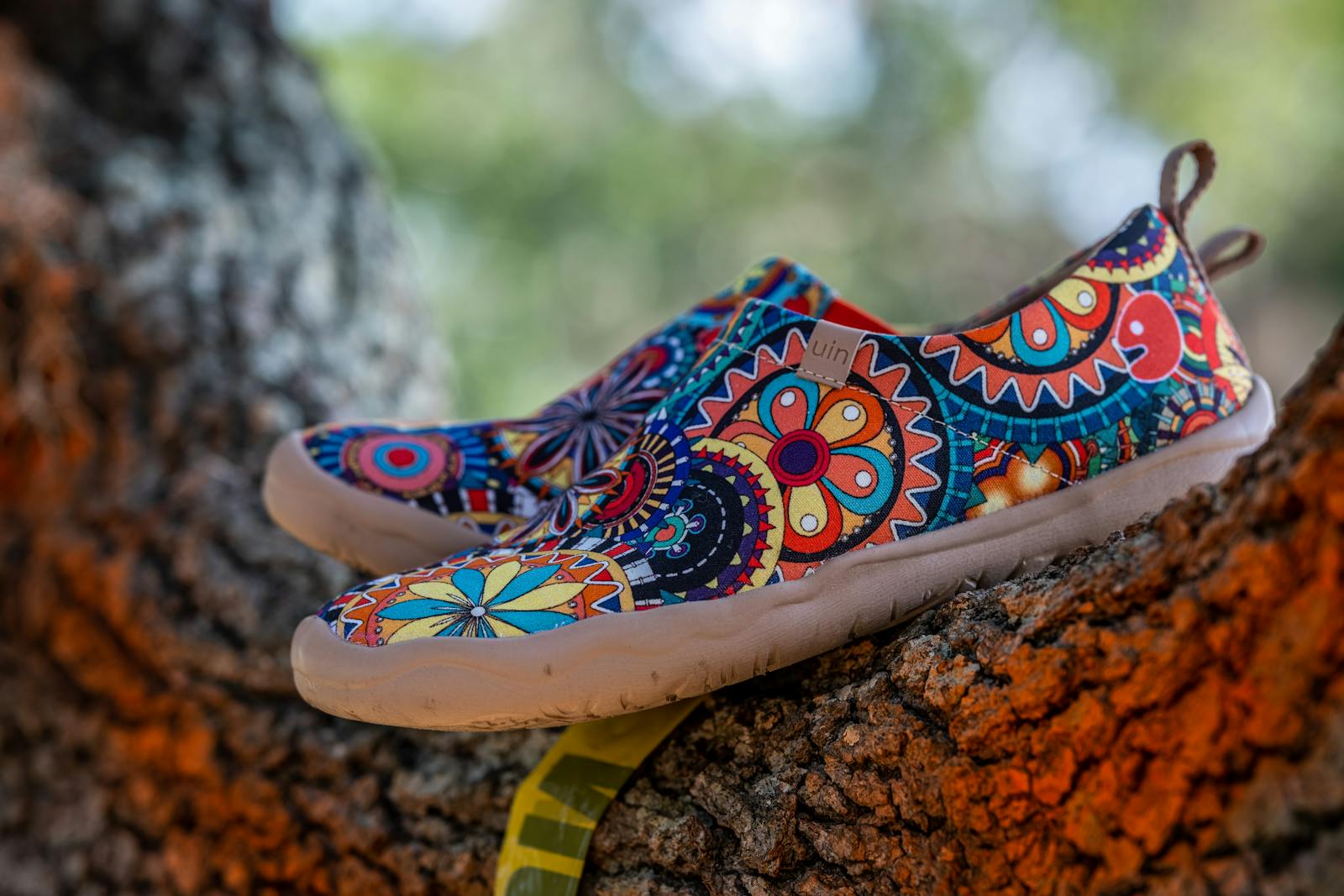Trop de personnes abîment leurs espadrilles par ignorance, en tentant de les nettoyer de la même manière que des baskets ou des chaussures en toile classiques.