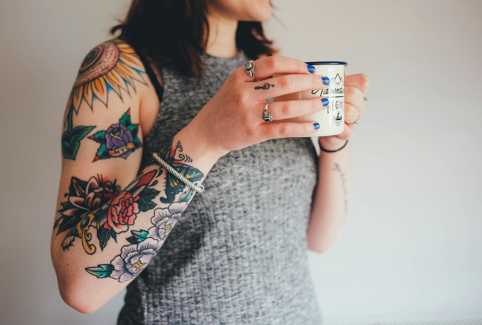 Une fois le tatouage réalisé, les soins post-tatouage sont essentiels pour assurer une guérison rapide et éviter les complications.