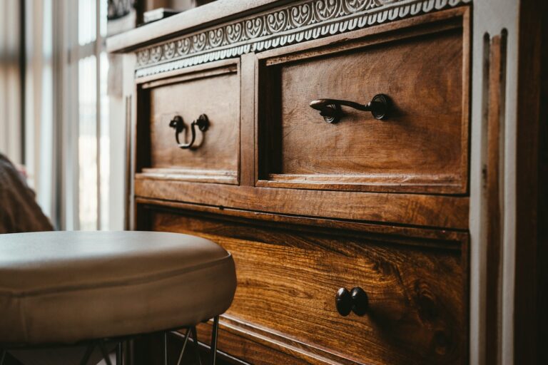Article | Astuces pour relooker un meuble en merisier sans passer par le ponçage