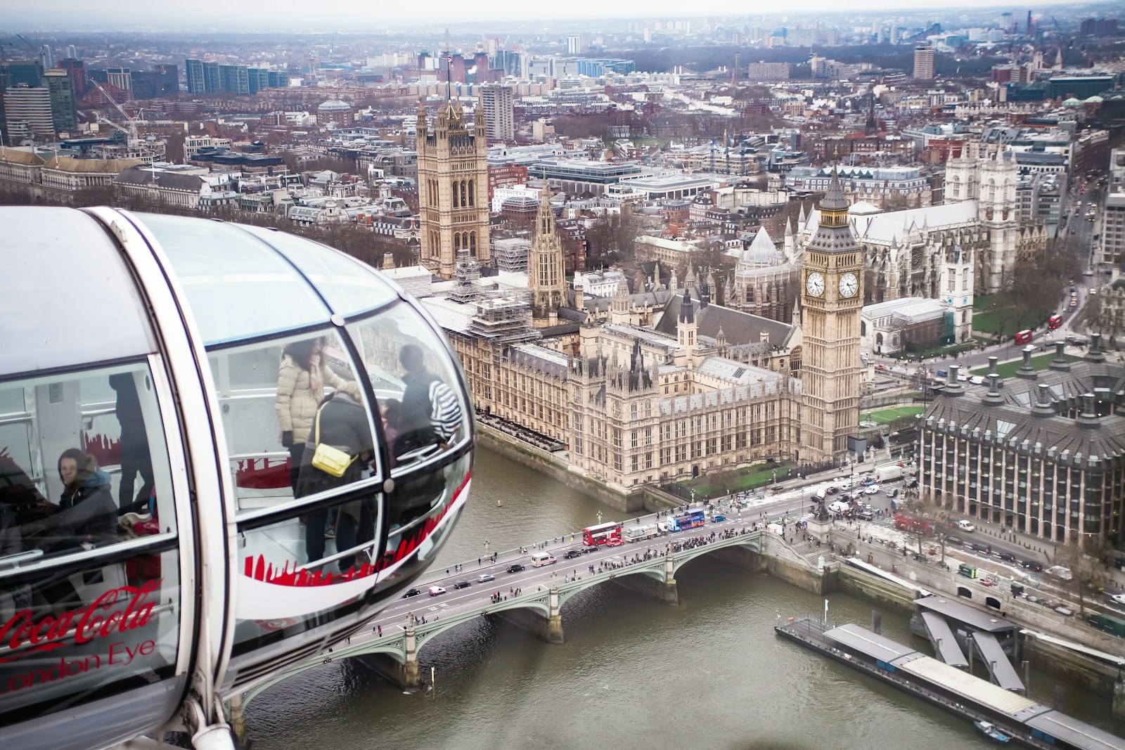 Cette grande roue de 135 mètres offre un panorama spectaculaire sur toute la ville.