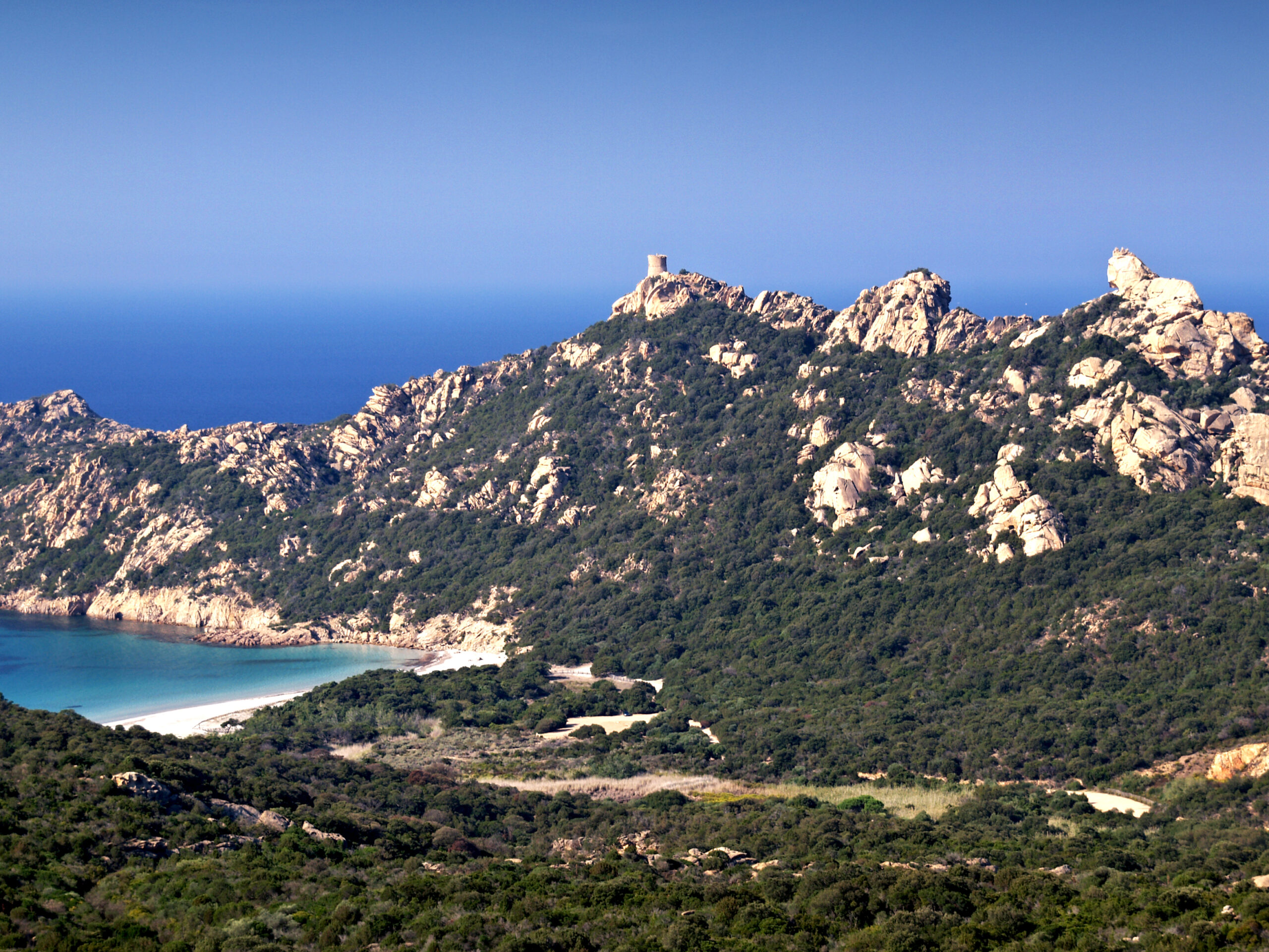 En à peine une demi-heure de route, on peut poser sa serviette sur des plages parmi les plus belles de Corse.