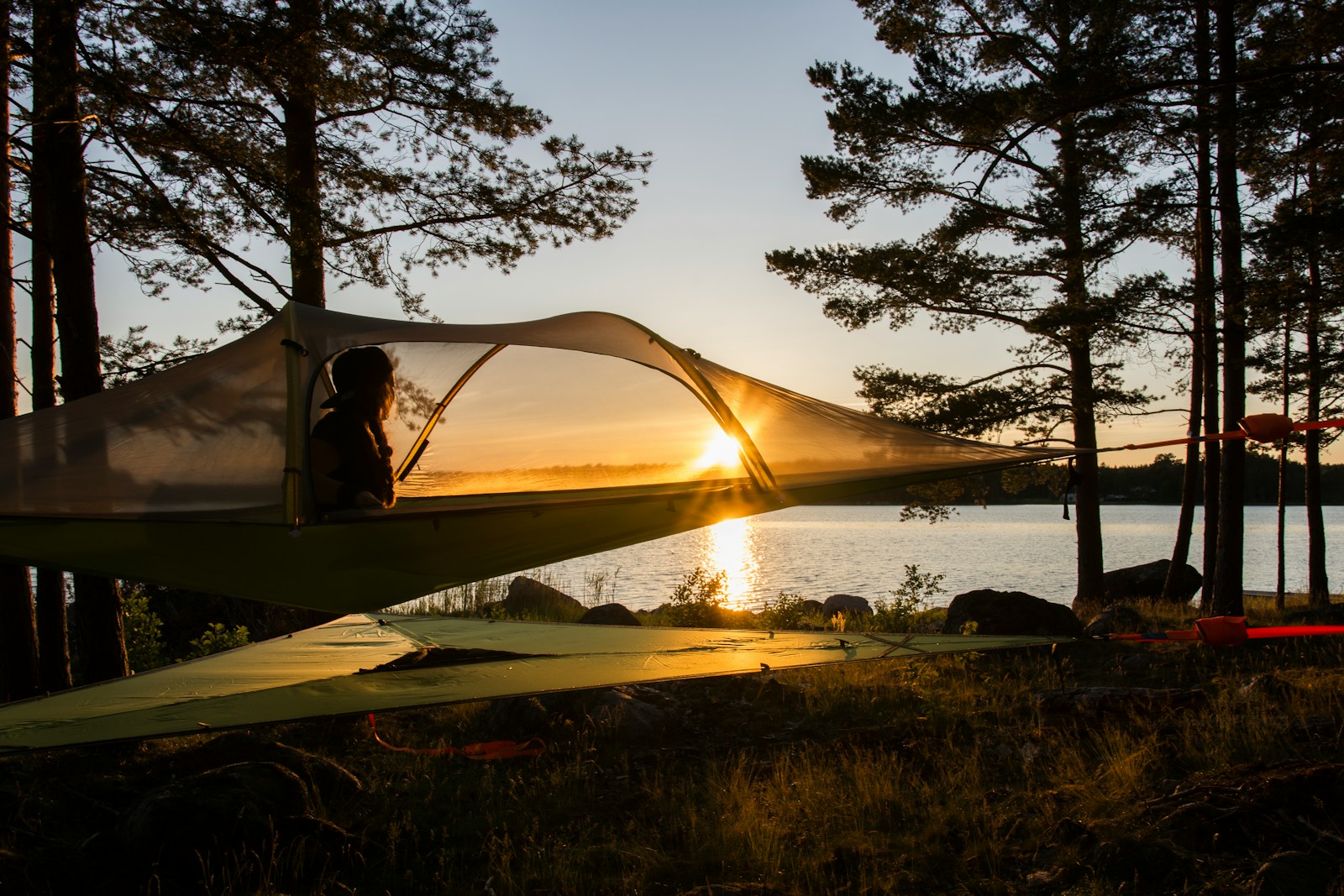 La Laponie finlandaise est une région magique, surtout en été, lorsque le soleil de minuit baigne les paysages de lumière pendant presque 24 heures.