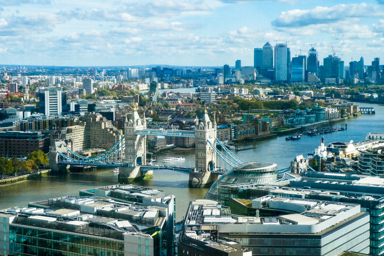 La Tamise, artère vivante de Londres, offre une perspective unique sur la ville et constitue un excellent moyen d’occuper les enfants.