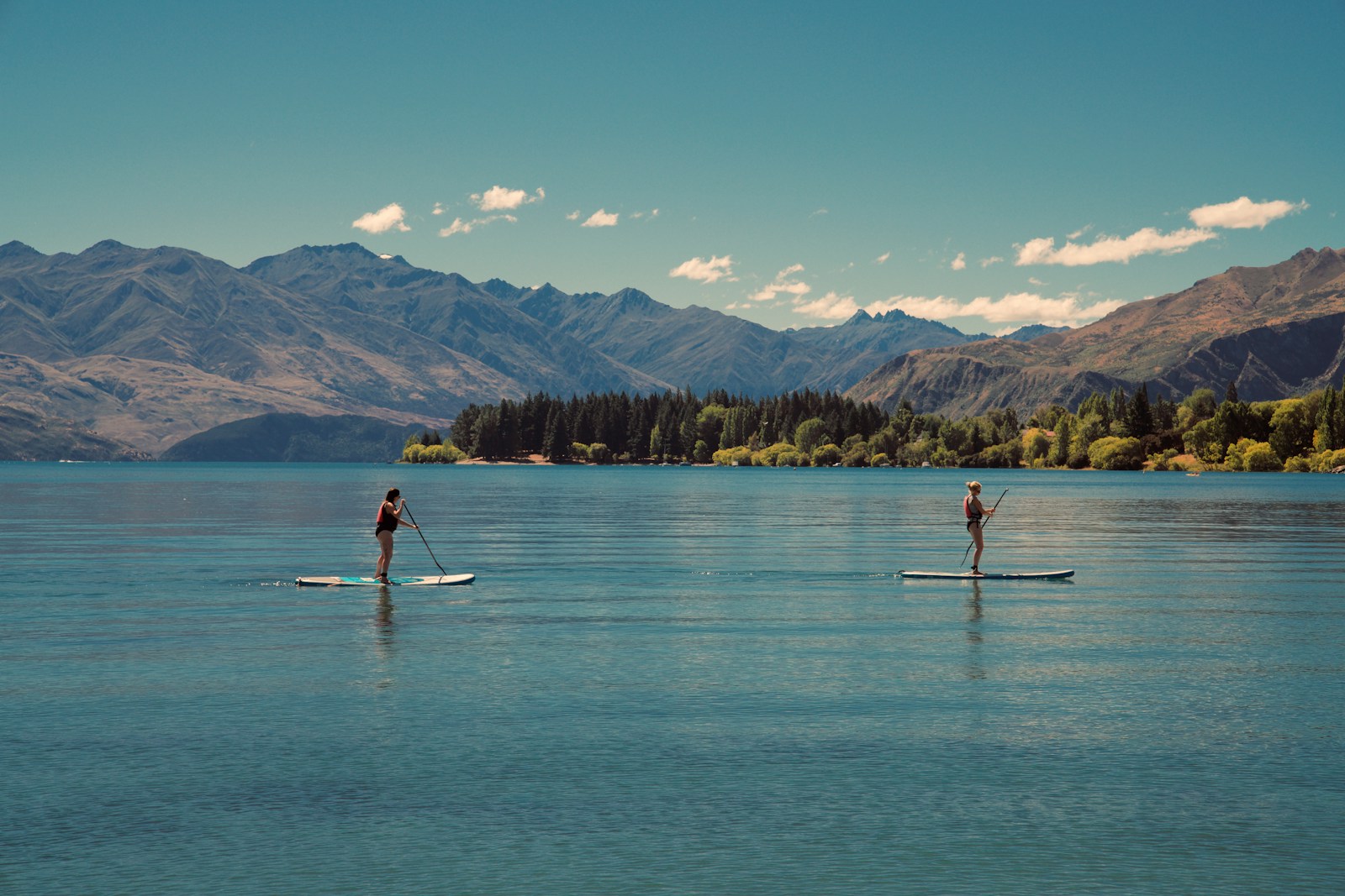 Le lac Wanaka, avec ses eaux pures et ses plages de galets, est un terrain de jeu parfait pour les activités aquatiques.