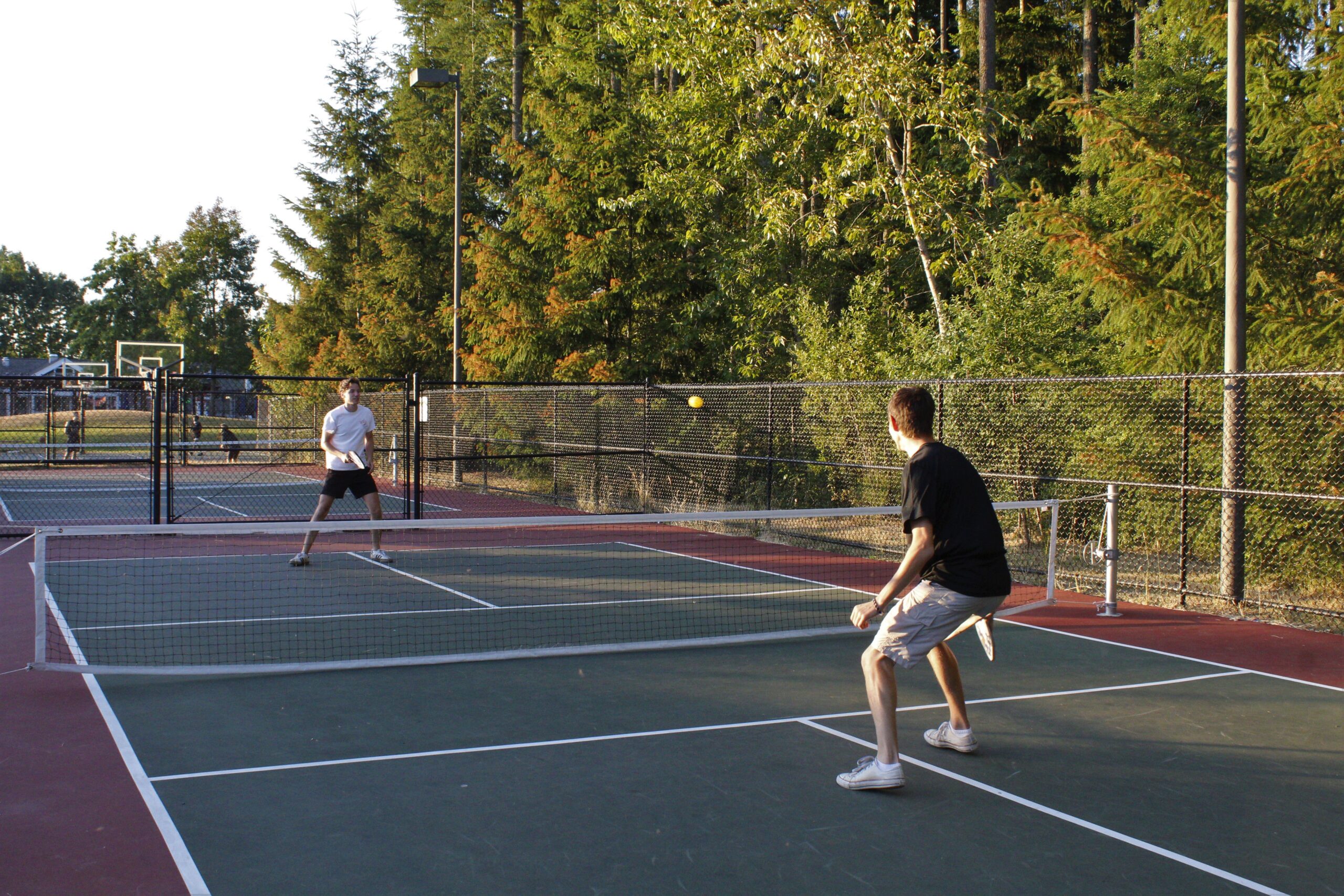 Le pickleball se joue sur un court de 13,4 mètres de long sur 6,1 mètres de large, soit environ un tiers de la taille d'un court de tennis.