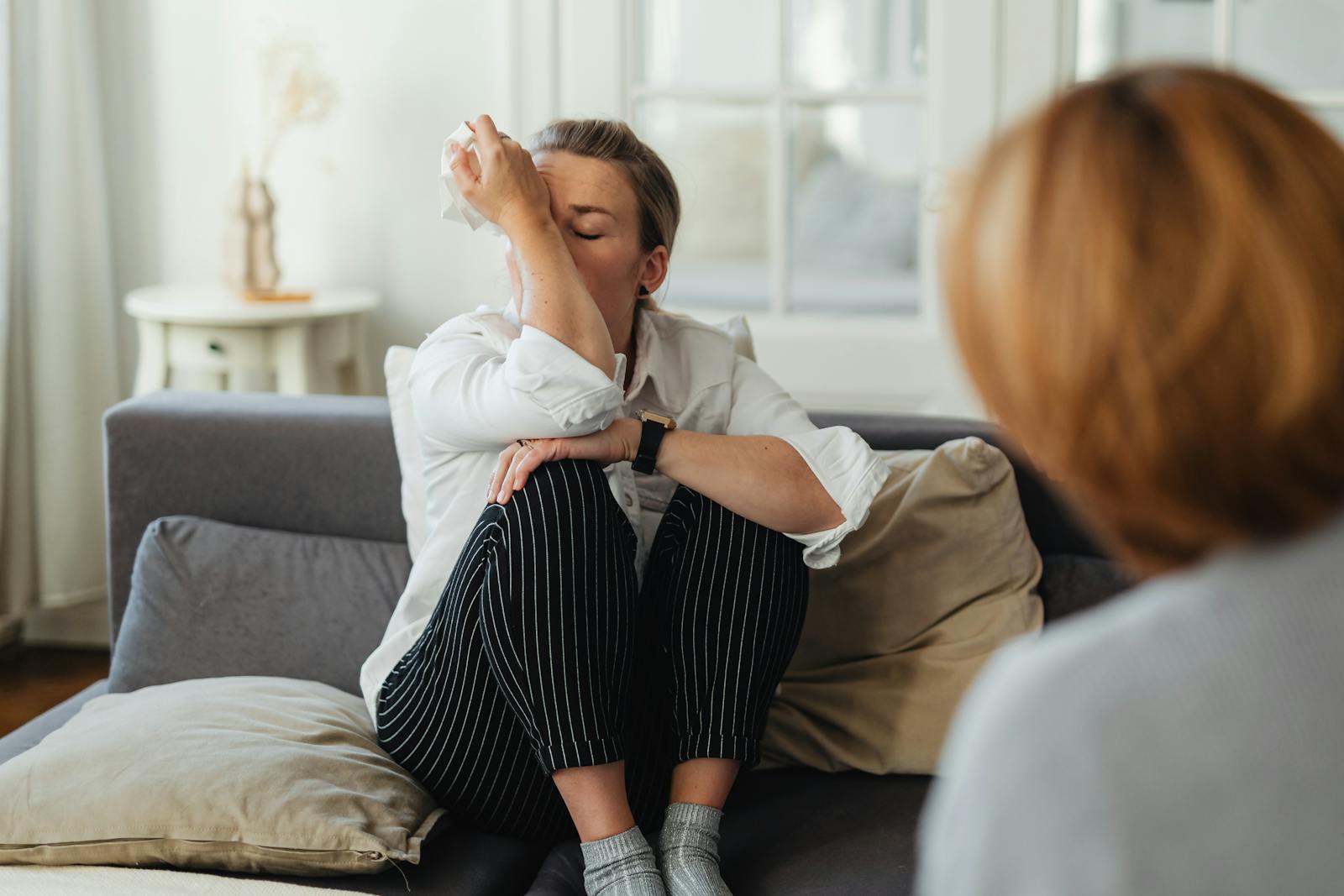 L’écoute des proches est cruciale, mais elle ne suffit pas à guérir les blessures.
