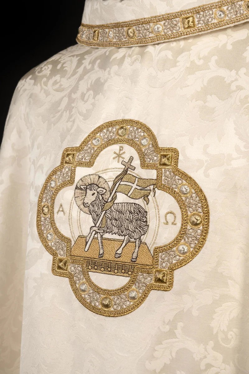 Comment le brodage sur une chasuble prend vie : de la conception à la réalisation