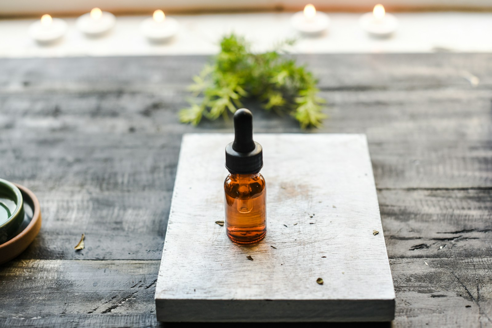Le niaouli est souvent comparé à l’arbre à thé (tea tree) pour ses propriétés puissantes, mais il est particulièrement indiqué pour les affections respiratoires.