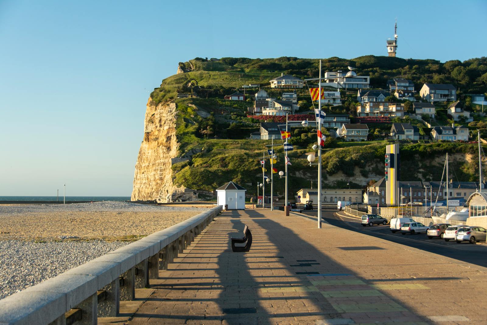 Le port de Fécamp, avec ses quais animés, est une véritable chronique vivante de la ville.
