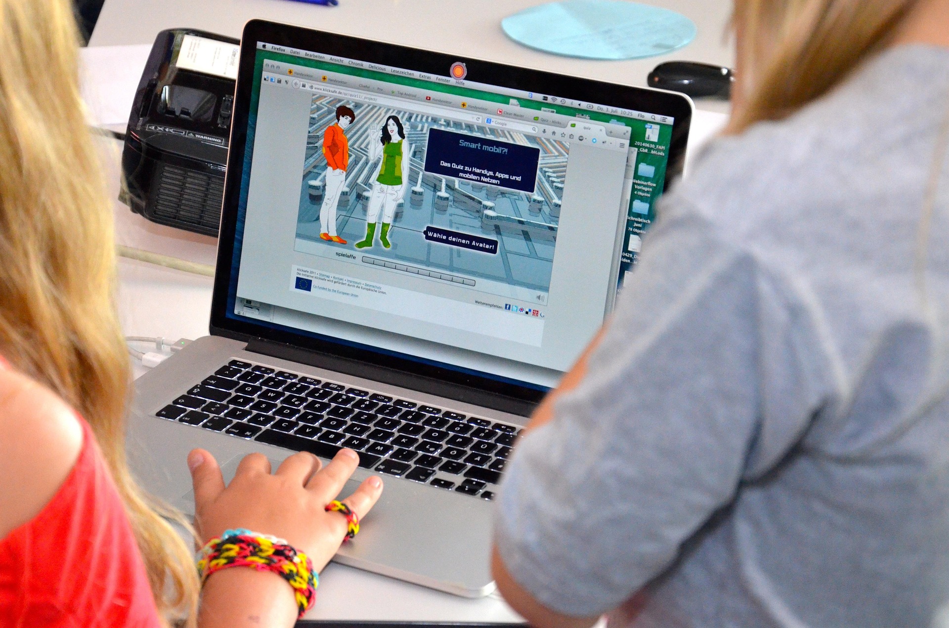 Comment les écoles peuvent protéger les élèves en ligne