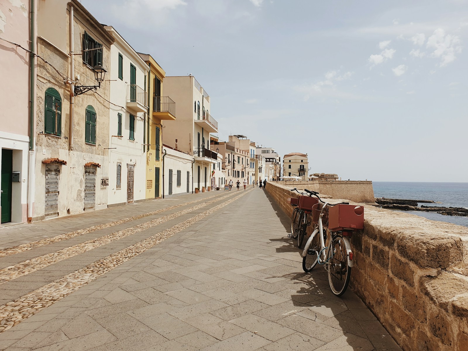 Alghero séduit par son héritage catalan unique et l’atmosphère conviviale qui y règne.