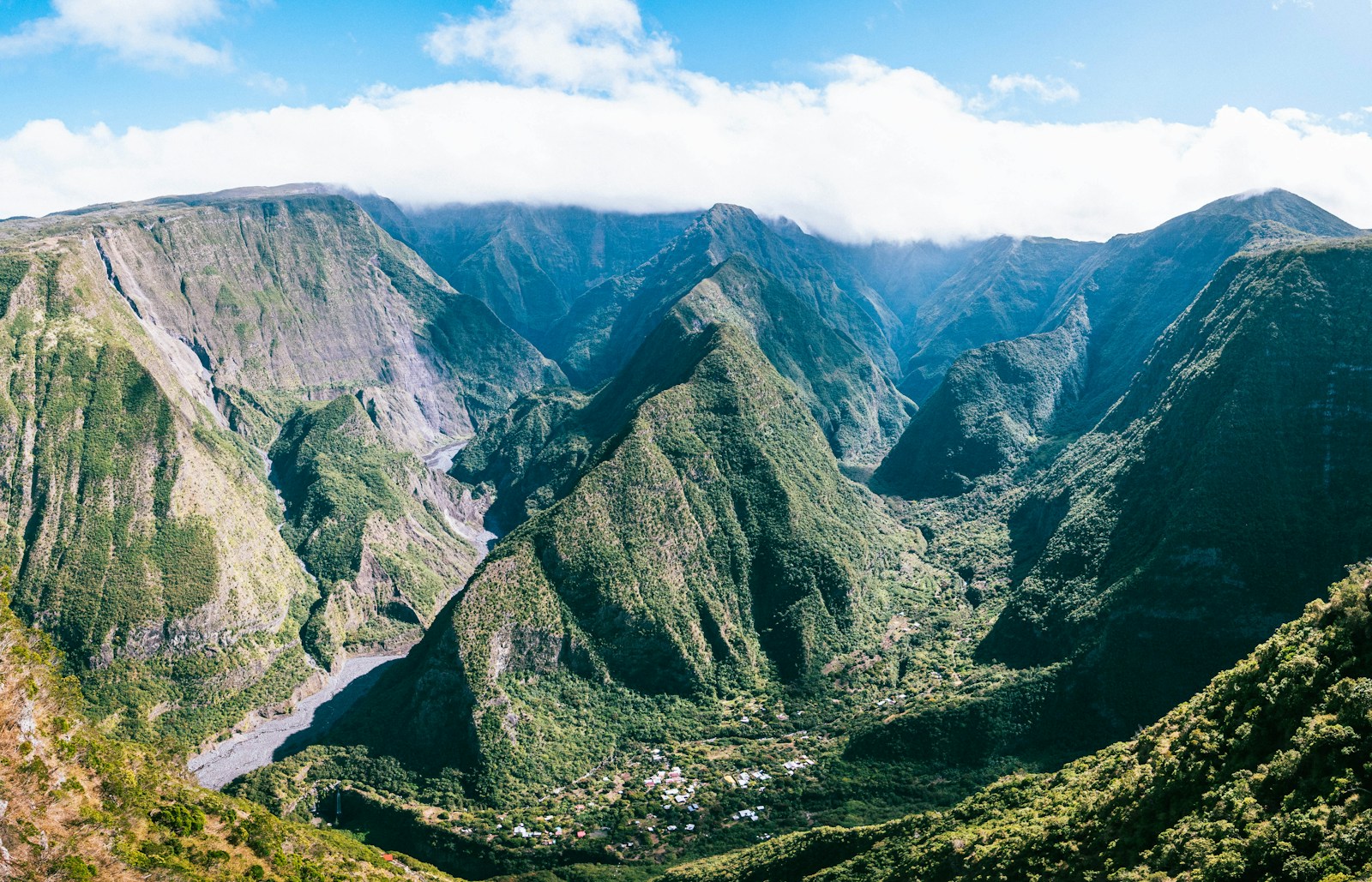 Avant de vous envoler pour La Réunion, une préparation minutieuse s’impose afin de tirer le meilleur parti de votre séjour.