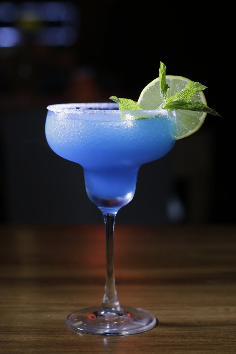 Bien au-delà d’une simple liqueur, il joue aujourd’hui un véritable rôle de mise en scène dans la création de cocktails.