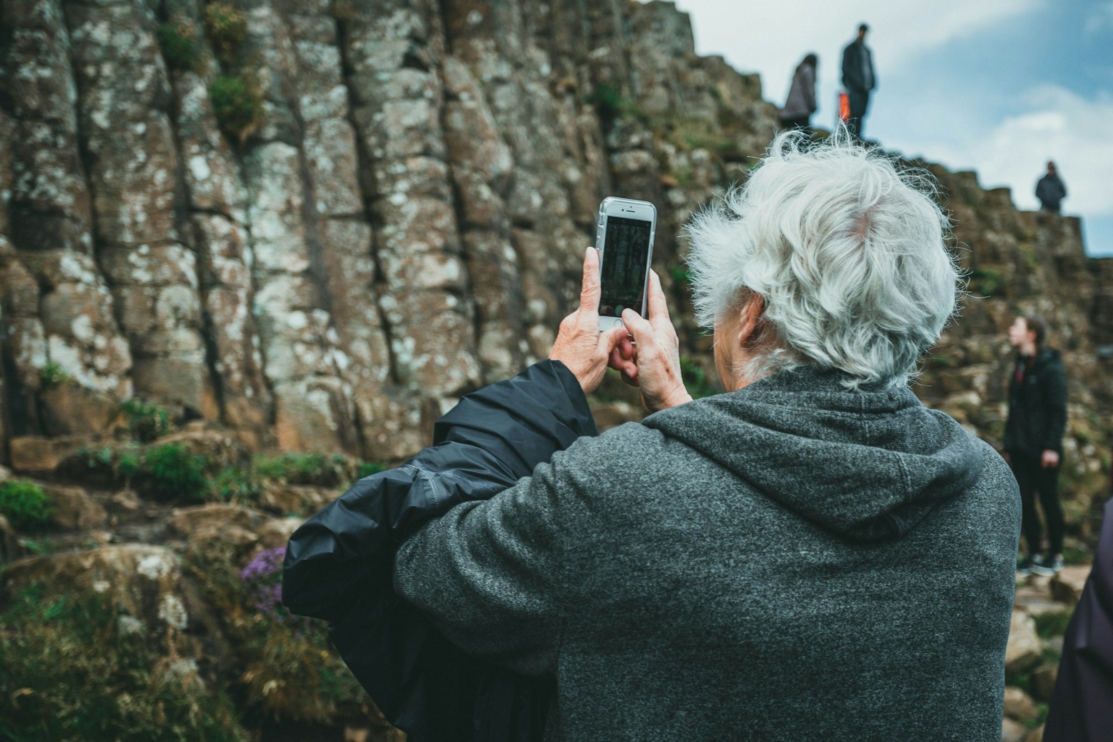 Comment bien équiper un senior avec un smartphone adapté ?