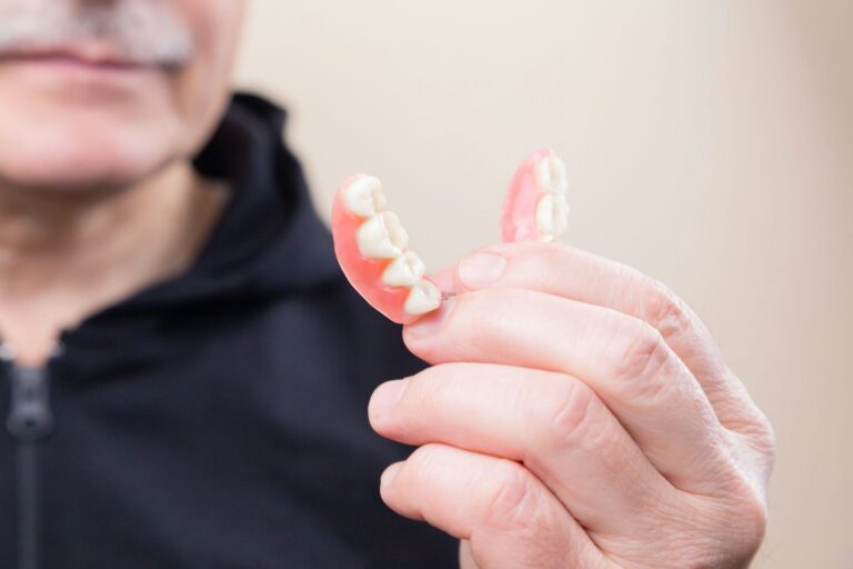 Article | Quelle est la meilleure colle pour appareil dentaire ?