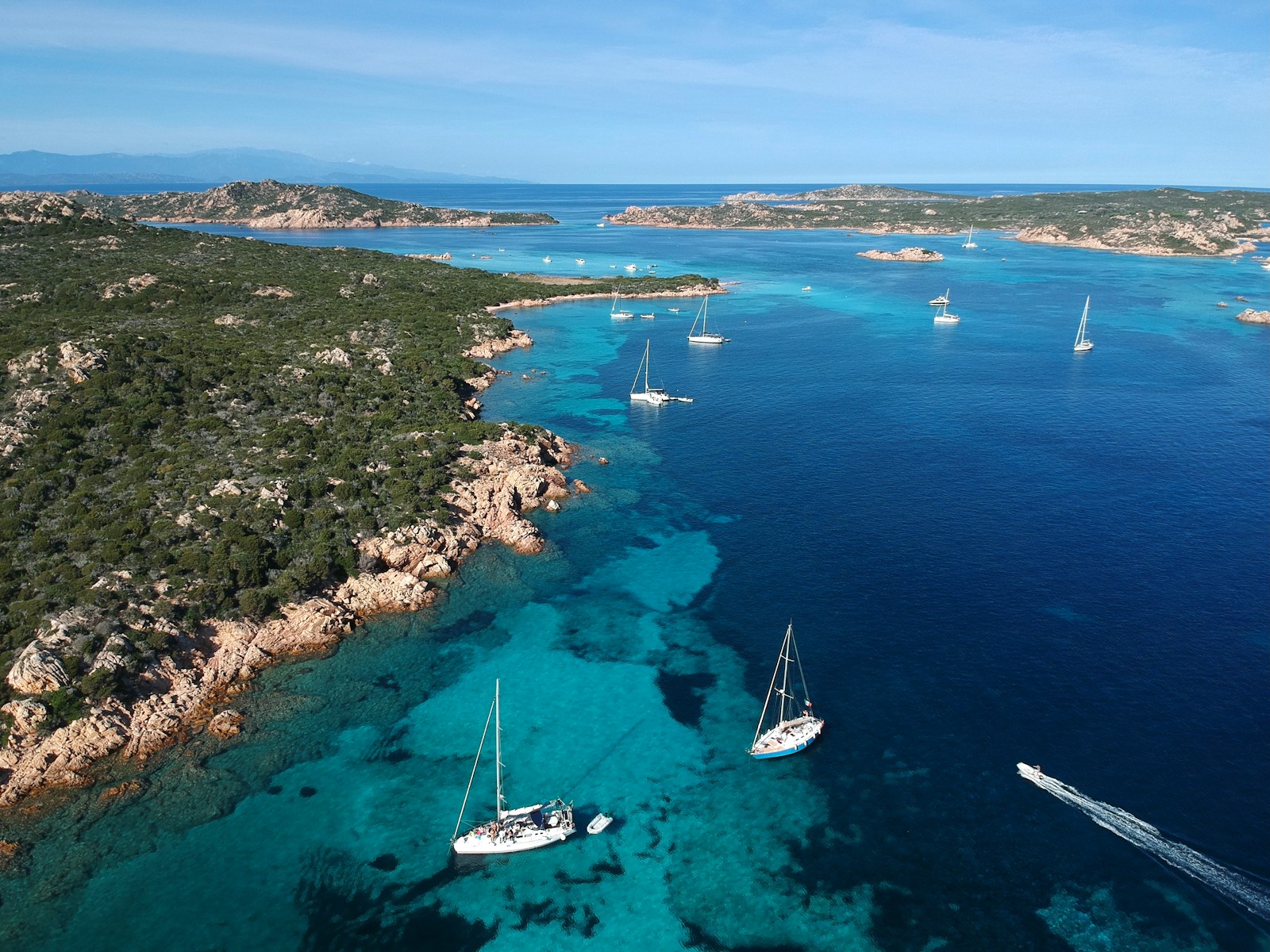 En Sardaigne du Nord, l’archipel de La Maddalena offre un paradis maritime.