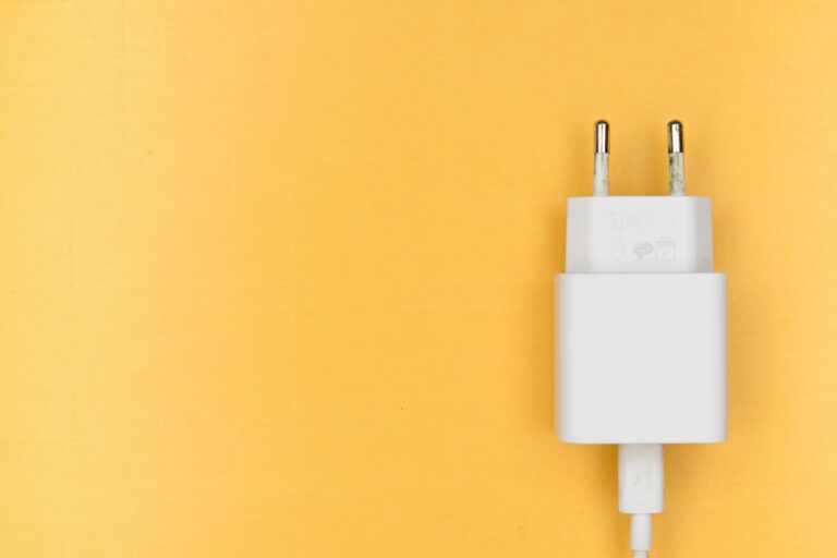 Article | Est-il sécurisé de garder un chargeur toujours connecté ?