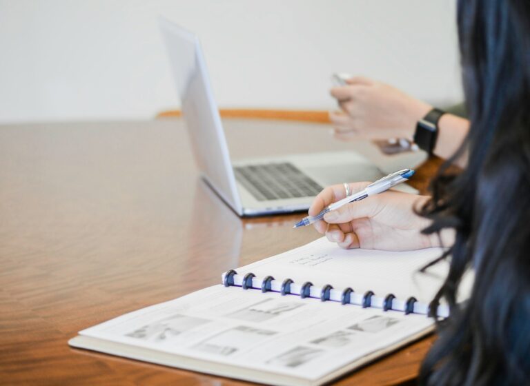 Article | Faut-il choisir un comptable traditionnel ou un logiciel de comptabilité intelligent ? Le guide complet pour les entrepreneurs au Luxembourg