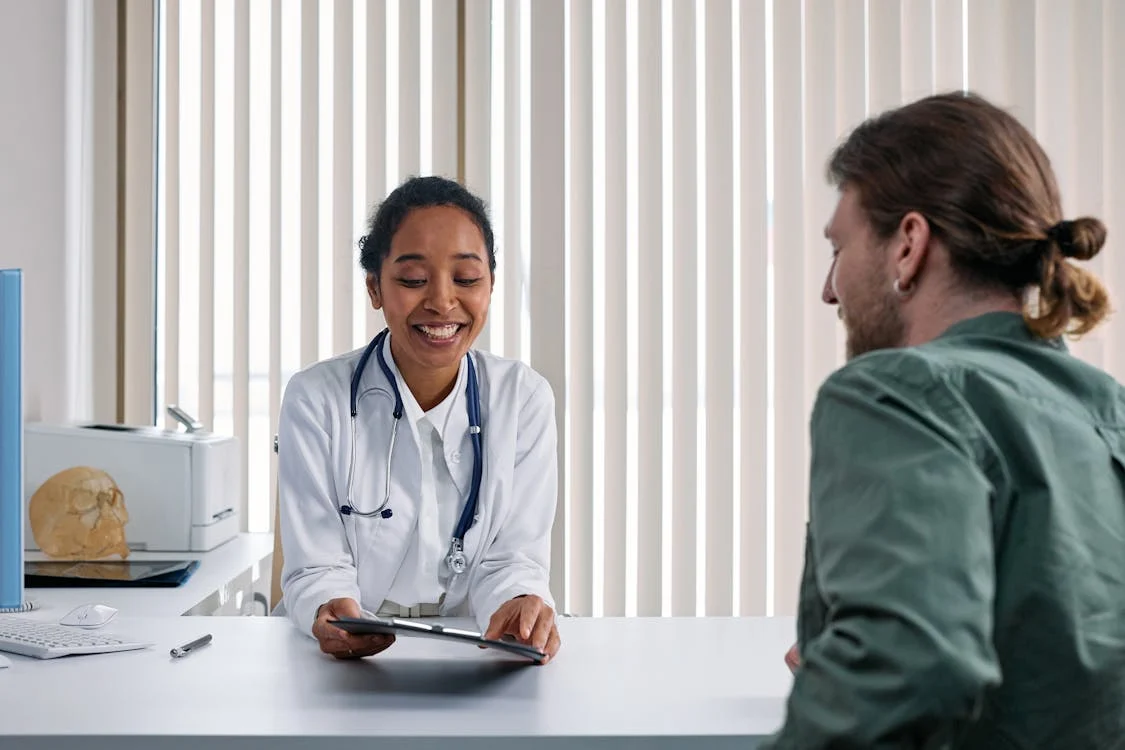 C’est pourquoi évaluer la fonction rénale avant l’examen devient une étape incontournable pour prévenir toute complication.