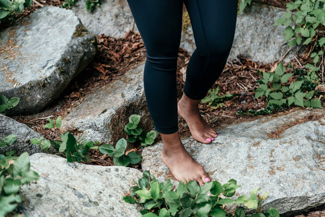 Exfoliation naturelle des pieds avec des ingrédients doux.