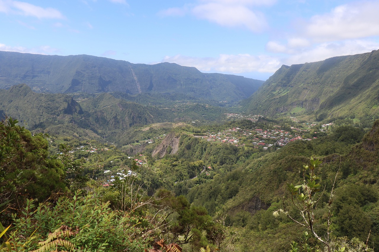 Le cirque de Salazie est le plus facile d'accès parmi les trois cirques de La Réunion, et se distingue également par son climat humide et sa végétation luxuriante.