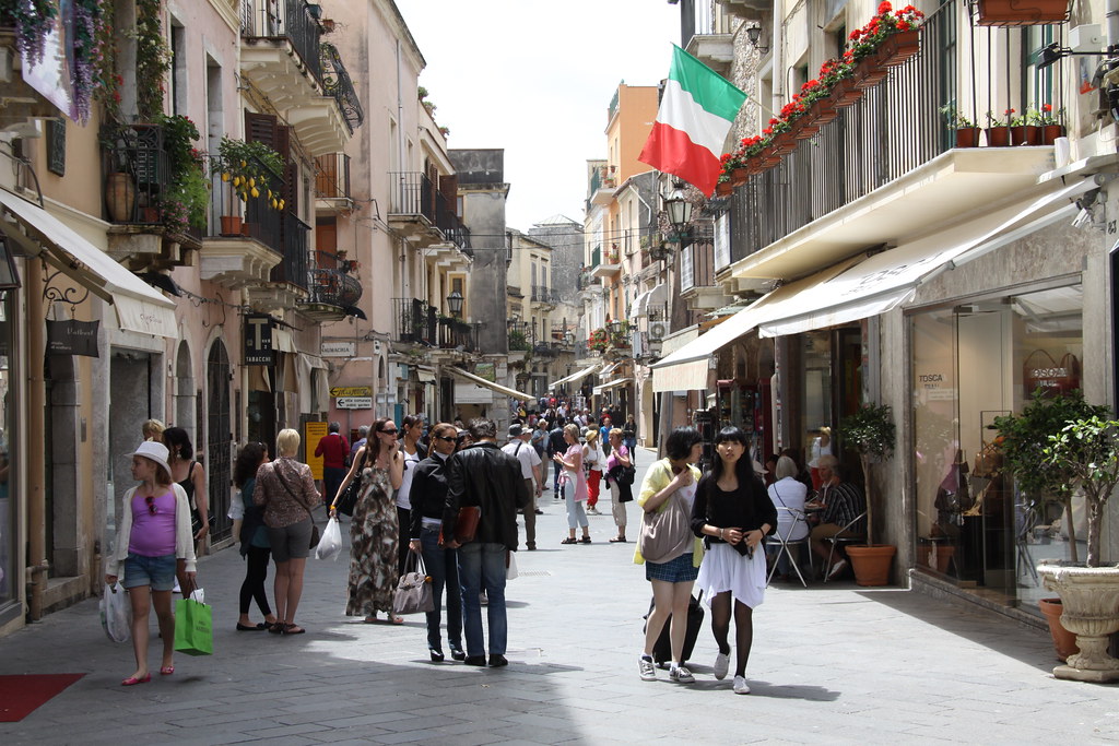 Le Corso Umberto est bien plus qu’une simple rue commerçante : c’est un lieu de vie, de rencontres, et de contemplation.