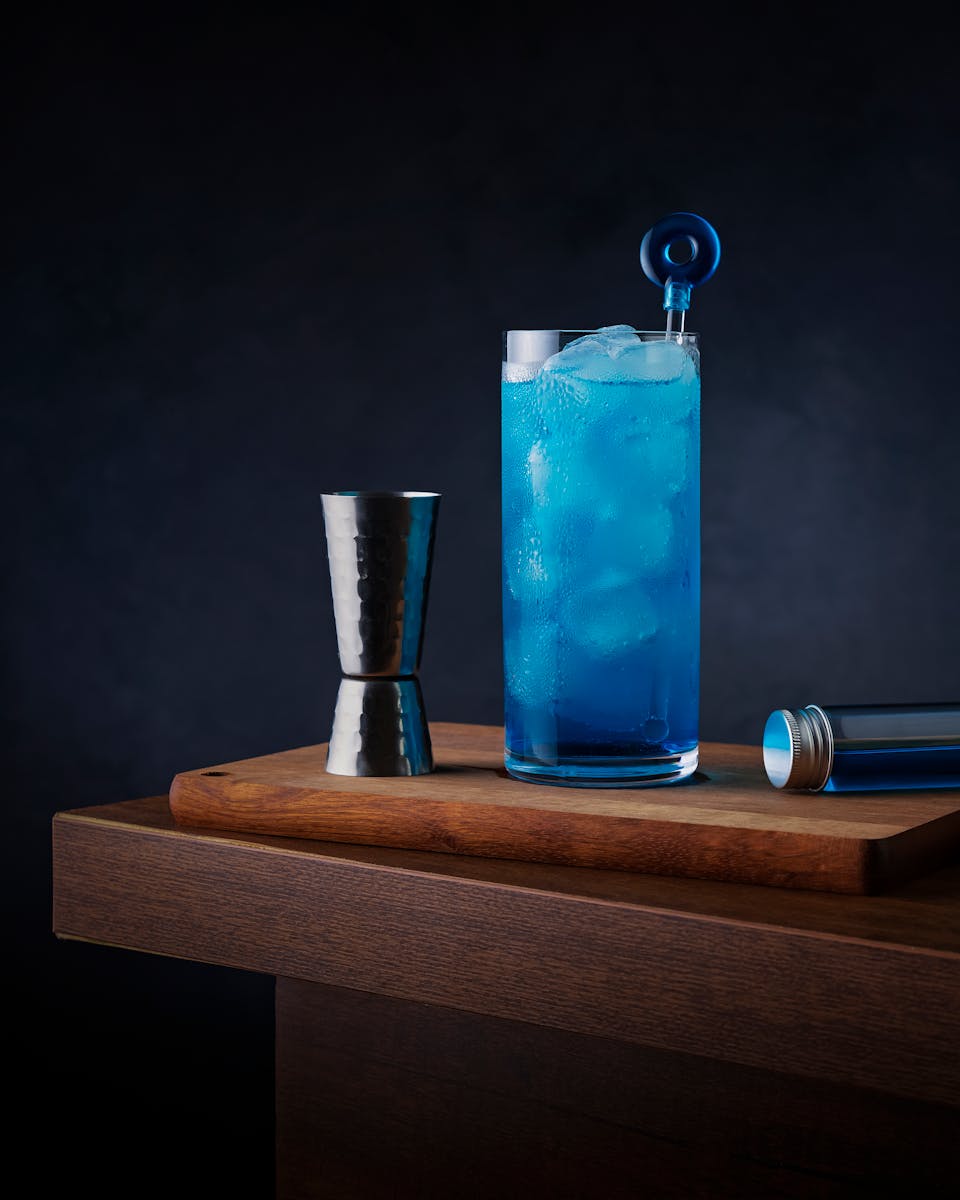 Le curaçao bleu évoque la légèreté, la célébration et une certaine forme d’audace créative qui stimule les sens.